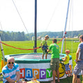Kind das Bungee Trampolin springt, auf einem Single bzw 1er Trampolin.