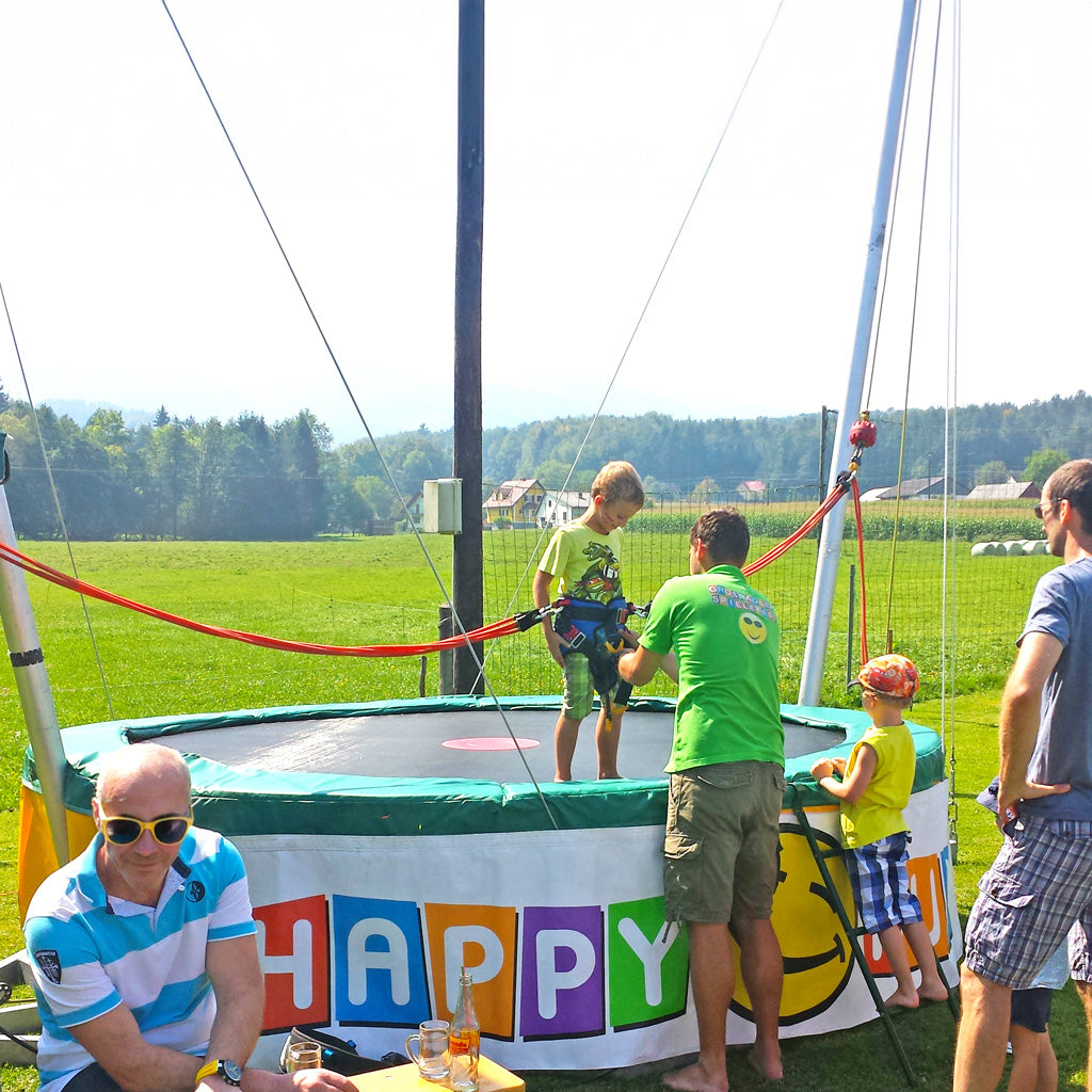 Kind das Bungee Trampolin springt, auf einem Single bzw 1er Trampolin.