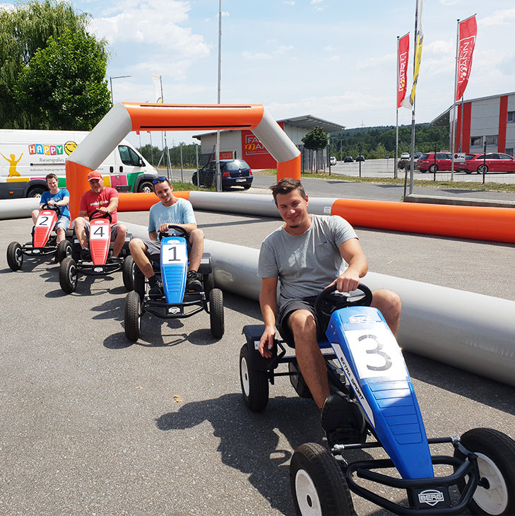 4 Go Karts  mit aufblasbarer Barriere mieten - Rennspaß für jedes Alter - Karussell mieten | Nostalgie Karussell, Kettenflieger - Verleih 4 Go Karts  mit aufblasbarer Barriere mieten - Rennspaß für jedes Alter - Karussell mieten | Nostalgie Karussell, Kettenflieger - Verleih
