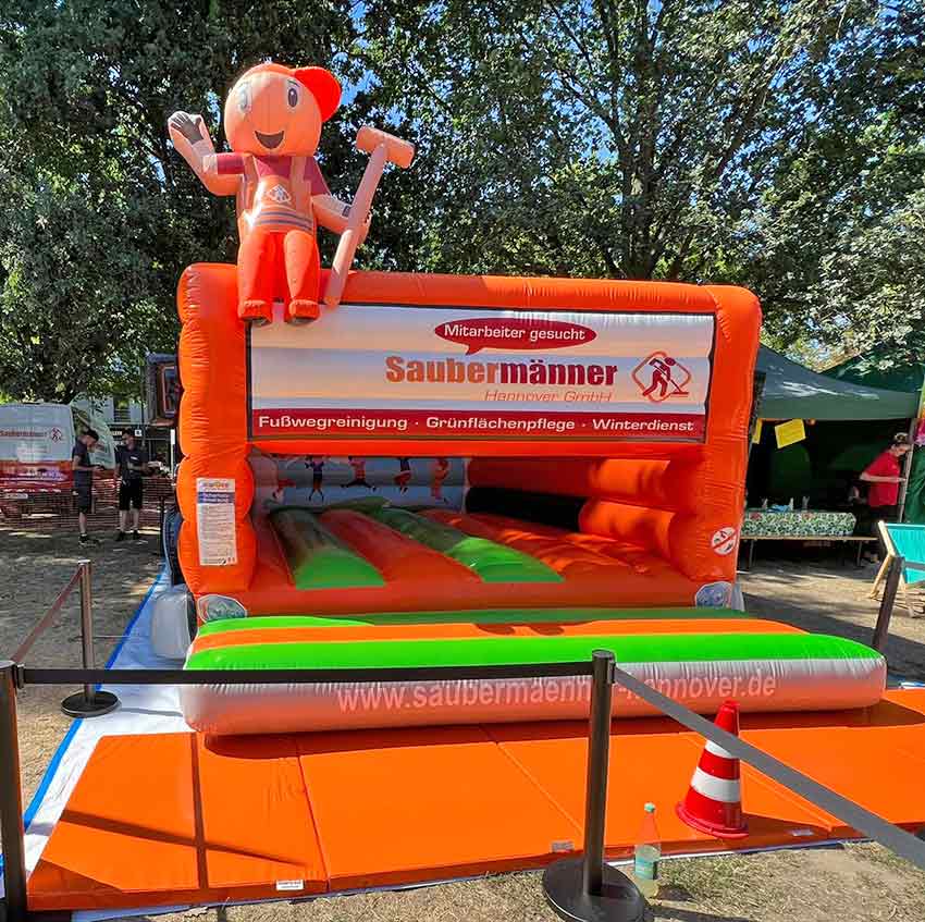 Hüpfburg in leuchtenden Farben mit Maskottchen