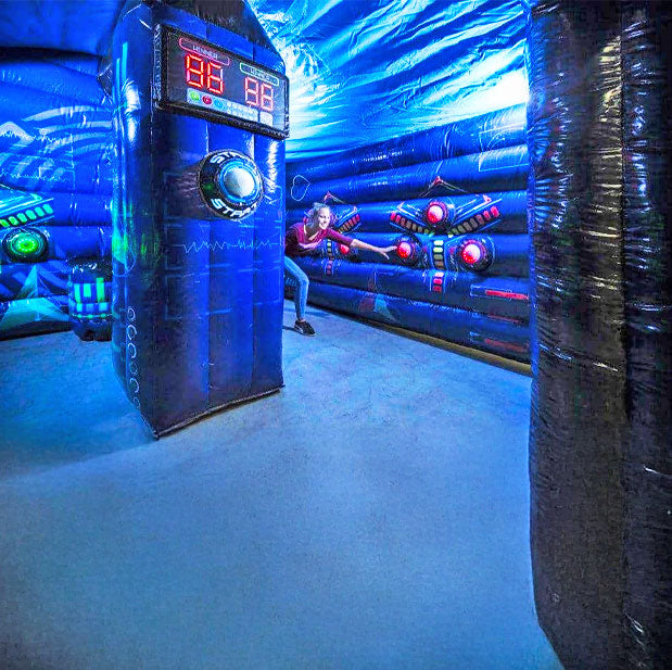 Maedchen, das versucht in einer Buzzer Game Arena die schnellste zu sein