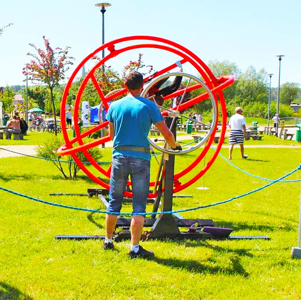 Aerotrim mit einer Person in dem Sitz auf einer gruenen Wiese