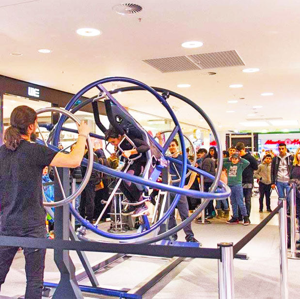 Zwei Maenner die einen Aerotrim antreiben mit einem Kind im Sitz