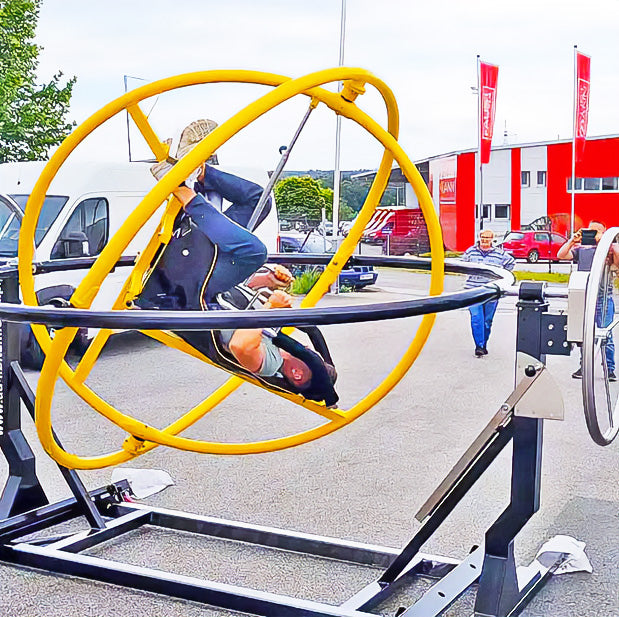 Mann in einem Aerotrim der sich gerade auf dem Kopf stellt.