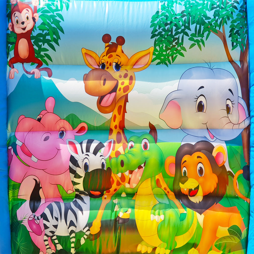 Ein Bild von vielen Dschungel Tieren wie, Einer Giraffe, einem Flusspferd, einem Zebra, einem Krokodil, einem Löwen, Einem Elefanten und einem Affen.