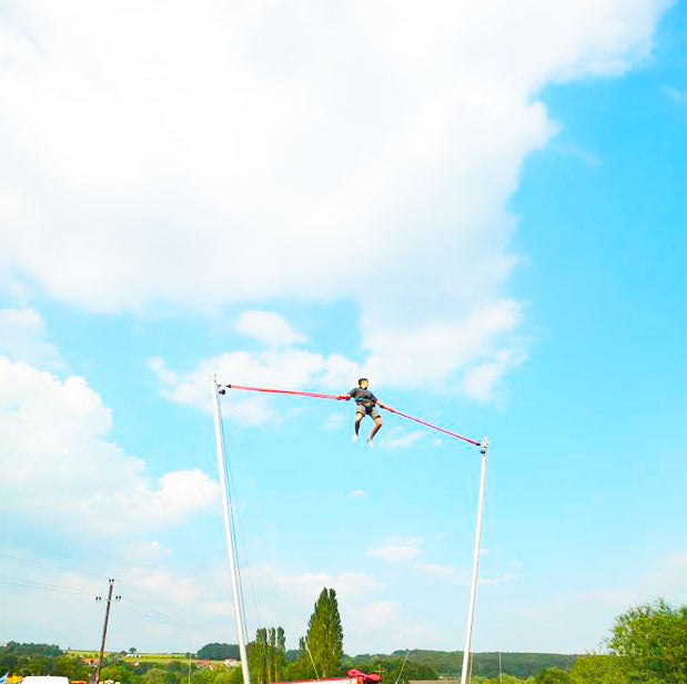 Person, beim Bungee springen ganz hoch oben