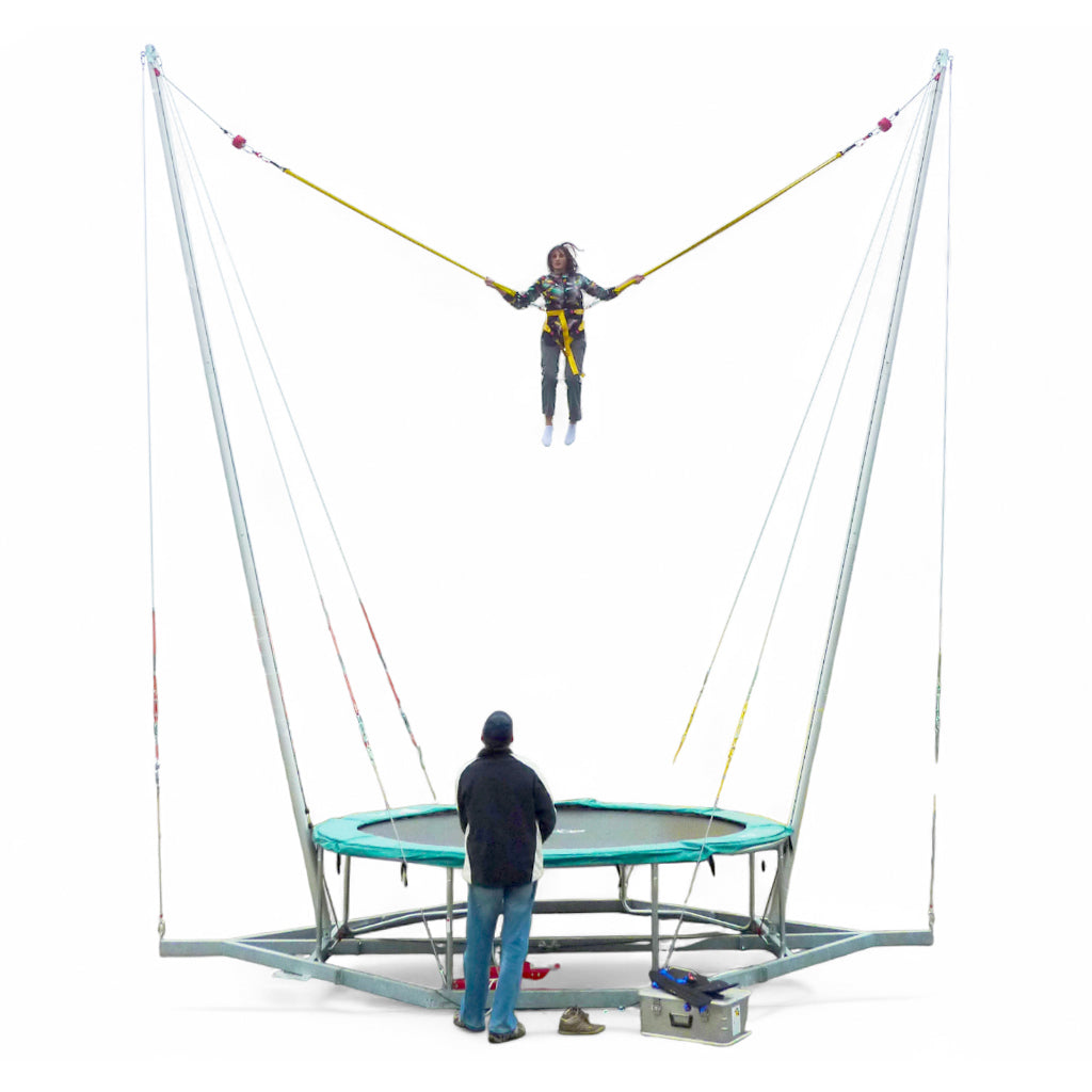 Frau auf einem 1er Bungee Trampolin mit weissen Hintergrund