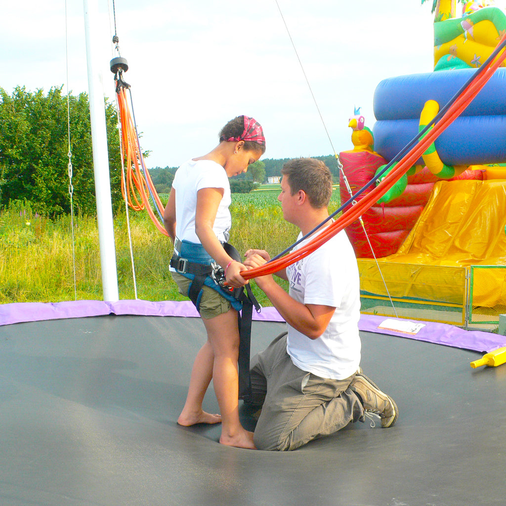 Anschnallen bzw. angurten an einem 1er Bungee Trampolin.