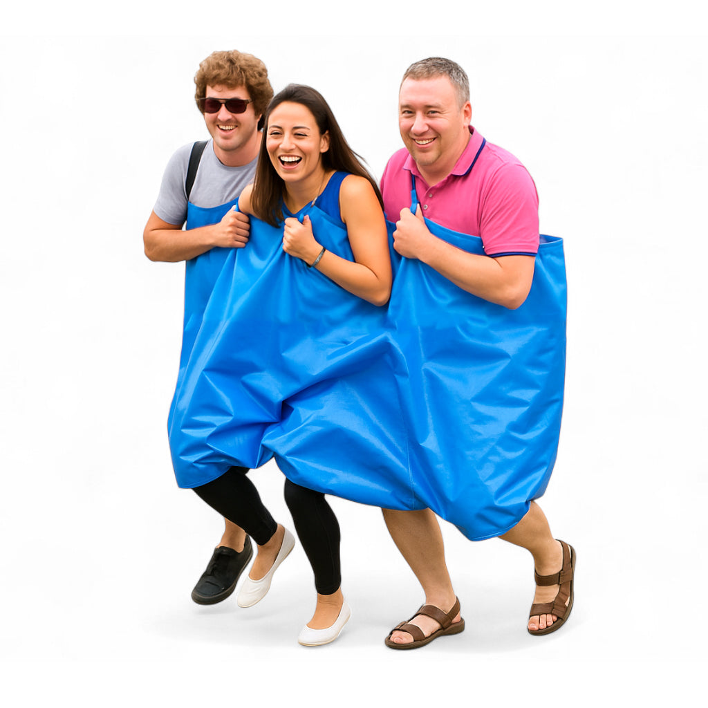 Drei Erwachsene die Spass bei einem Rennen in einer blauen Drillingshose haben die zu mieten ist.