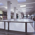 Eislaufplatz aus Kunststoffplatten steht in einem Einkaufzentrum.