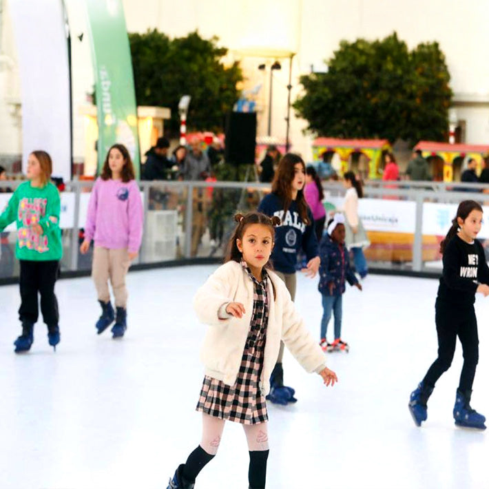 Viele Kinder auf einen Eislaufplatz.
