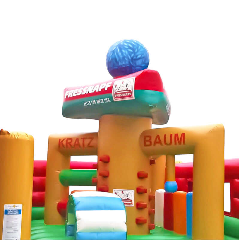 Detailansicht der Hüpfburg „Kratzbaum“ mit Kletterelementen und Fressnapf-Werbung – ideal für tierische Events