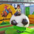 Kleiner Junge auf einem Rodeo mit einem Fussball als Aufsatz.