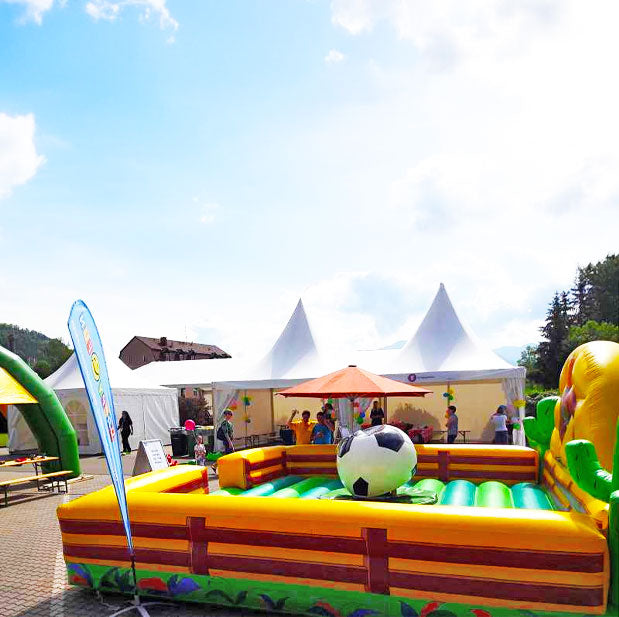 Farbenfrohes, aufblasbares Fussball-Rodeo auf einer Veranstaltung.