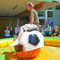Aufblasbares Fussball-Rodeo mit Fallbecken auf einer Veranstaltung.