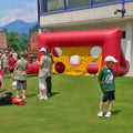 Aufblasbares Fussball Geschicklichkeitstor bei einer Veranstaltung mit Kindern.