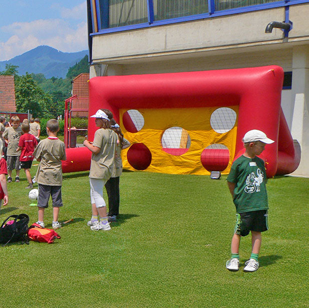 Aufblasbares Fussball Geschicklichkeitstor bei einer Veranstaltung mit Kindern.
