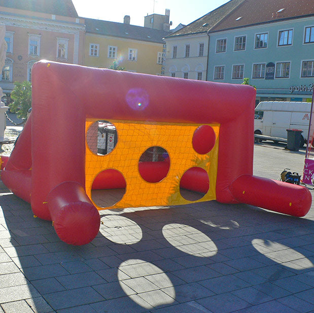 Aufblasbares Fussballtor mit Loecher.