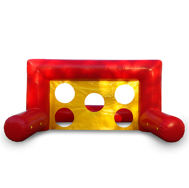 Ein Fussball Geschicklichkeitstor zum mieten in Rot-Gelb gehaltn mit Loecher zum durchschiessen.