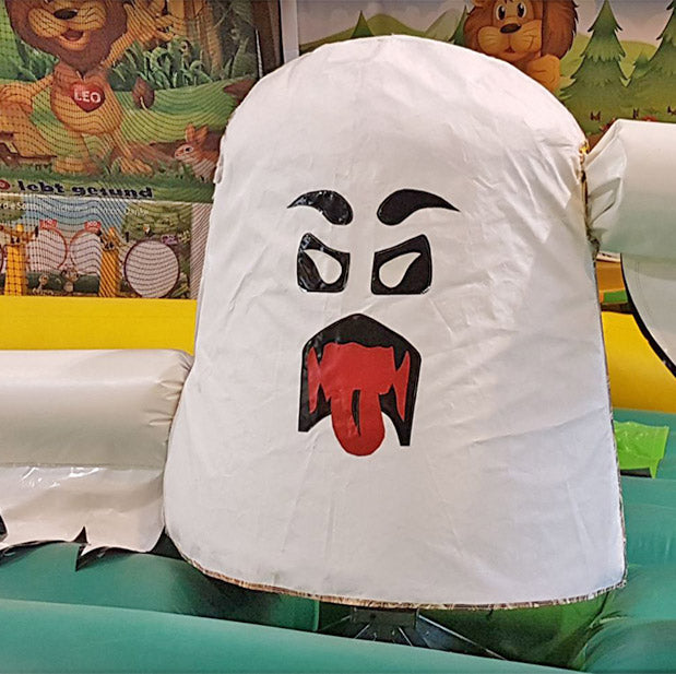 Gruseliger Geisterkopf eines aufblasbaren Geister Huepfsimulators.