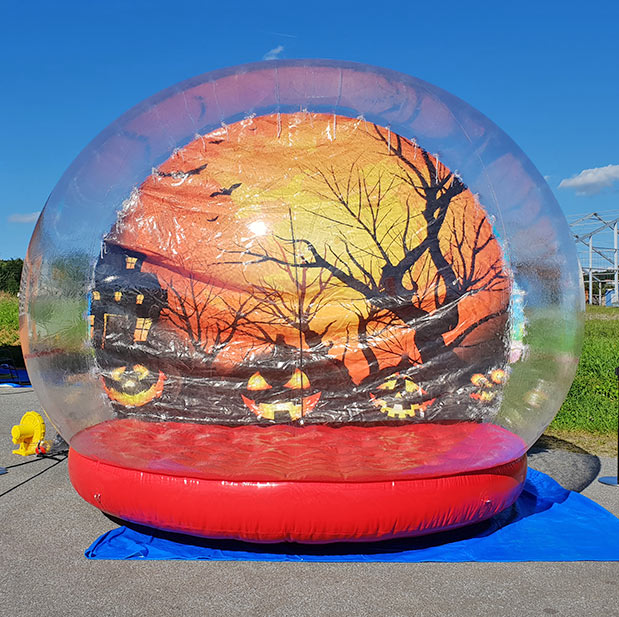 Transparente Halloween-Fotokugel auf einer blauen Unterlegsplane.