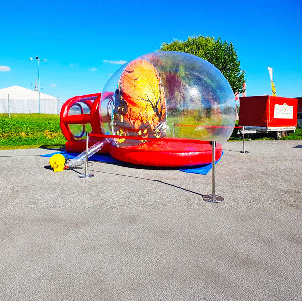 Grosse Farbenfrohe aufblasbare Foto Kugel für Halloween mit gruseligen Kürbisgesichtern an der Rückwand