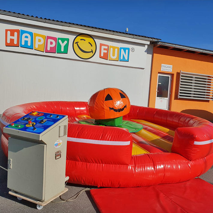 Aufblasbares Kuerbis Rodeo mit Fallbecken und einem Steuerpult.