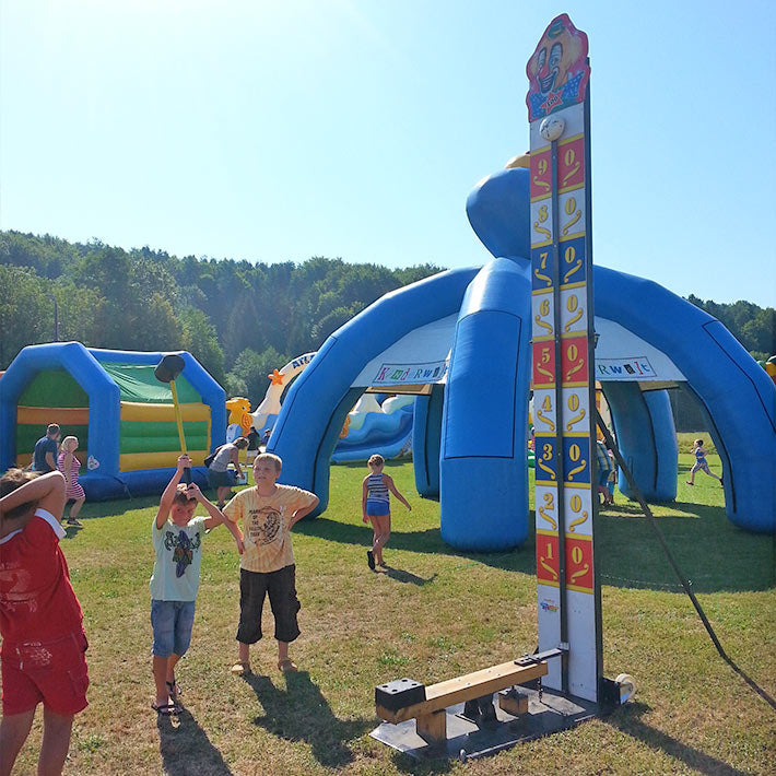 Kinder die Spass am Hau den Lukas Clown haben.