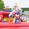 Aufblasbare Feuerwehrfigur mit einem Feuerloescher in der Hand auf einer Huepfburg