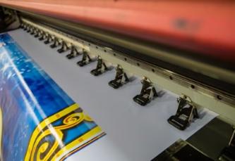 Ein 5C Drucker bedruckt eine Plane.