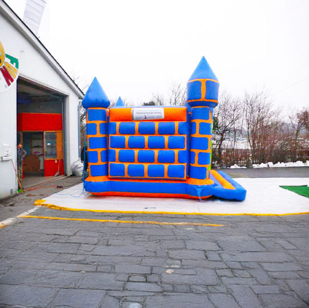 Hüpfburg mit Türmen und Bäume im Hintergrund