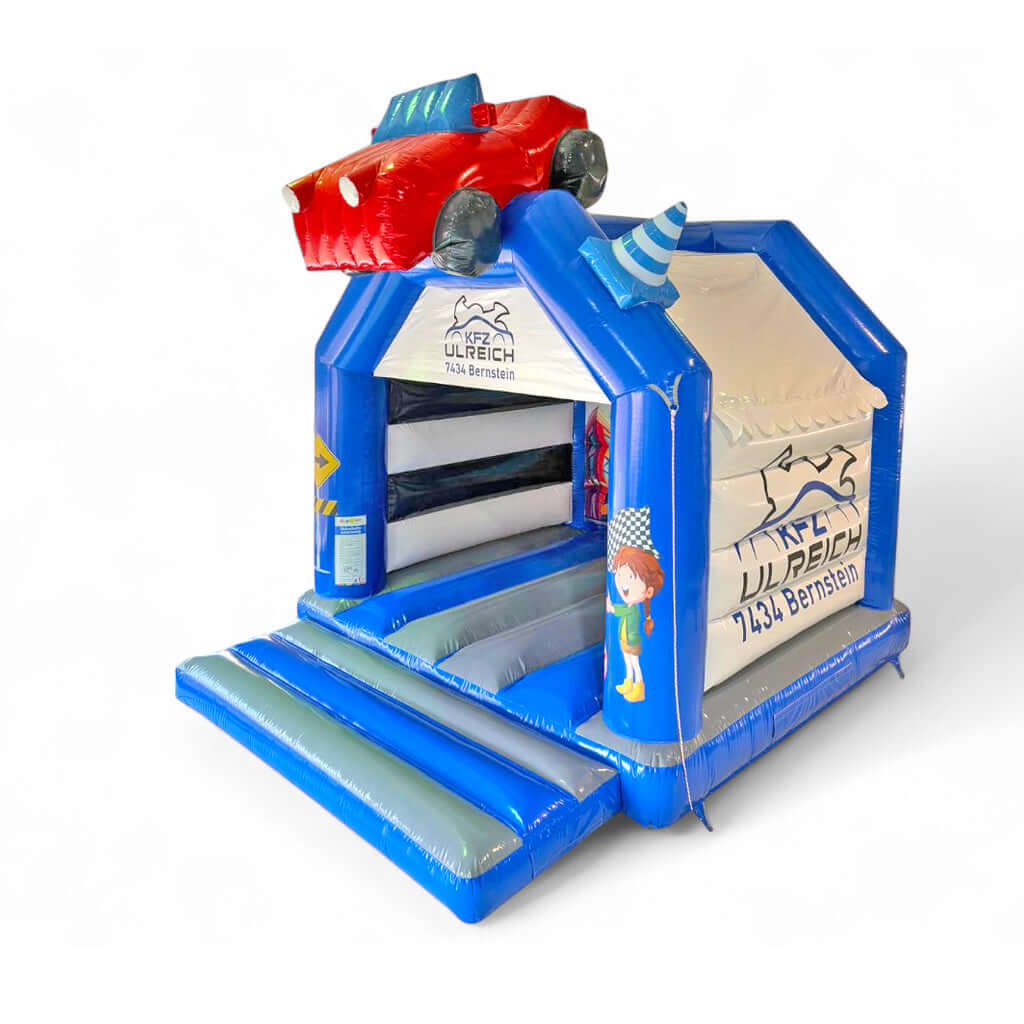 Großes Auto Element auf dem Dach, Verkehrszeichen und Fahnen.