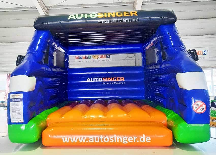 Auffällige Auto Hüpfburg von vorne