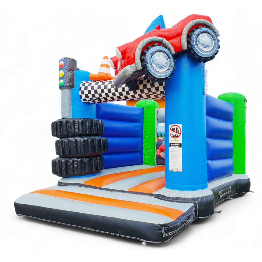 Hüpfburg mit vielen Elementen, eine Ampel, großen Reifen, großem Auto, Straßenhüte.