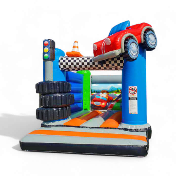 Aufblasbare Kinder-Hüpfburg mit rotem Rennauto, Ampel, Zielflagge und Reifen-Stapel im Motorsport-Stil
