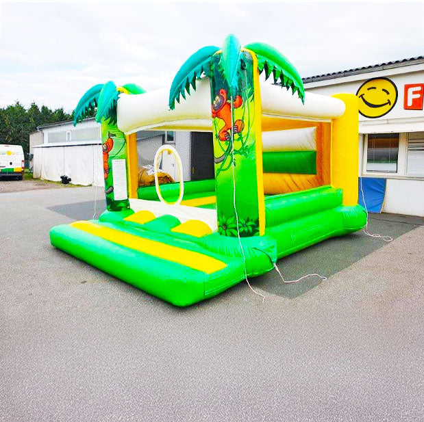 Farbenfrohe Hüpfburg mit Palmen in Grün-Gelb-Weiß gehalten