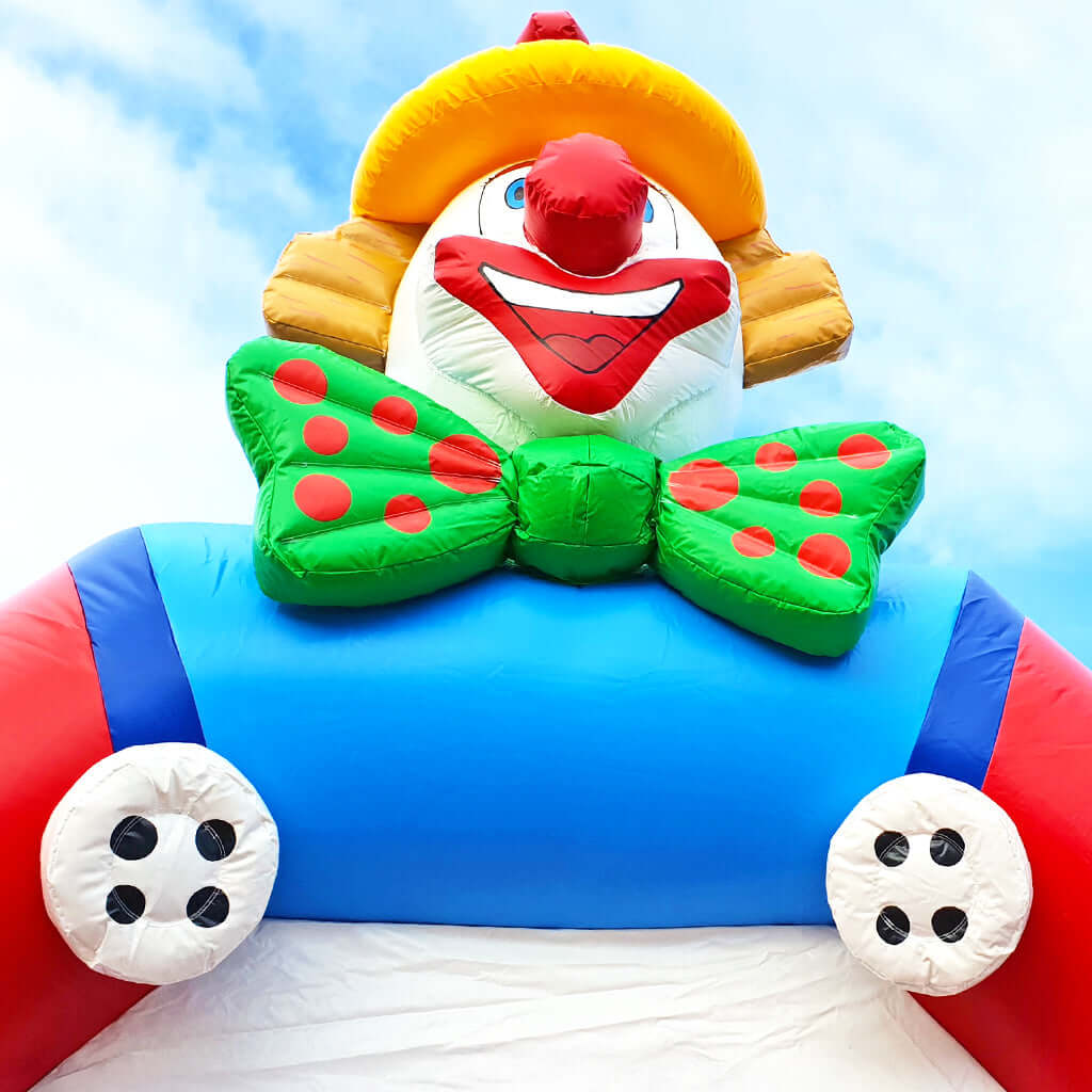 Nahaufnahme vom aufblasbarem Element dem Clownskopf.