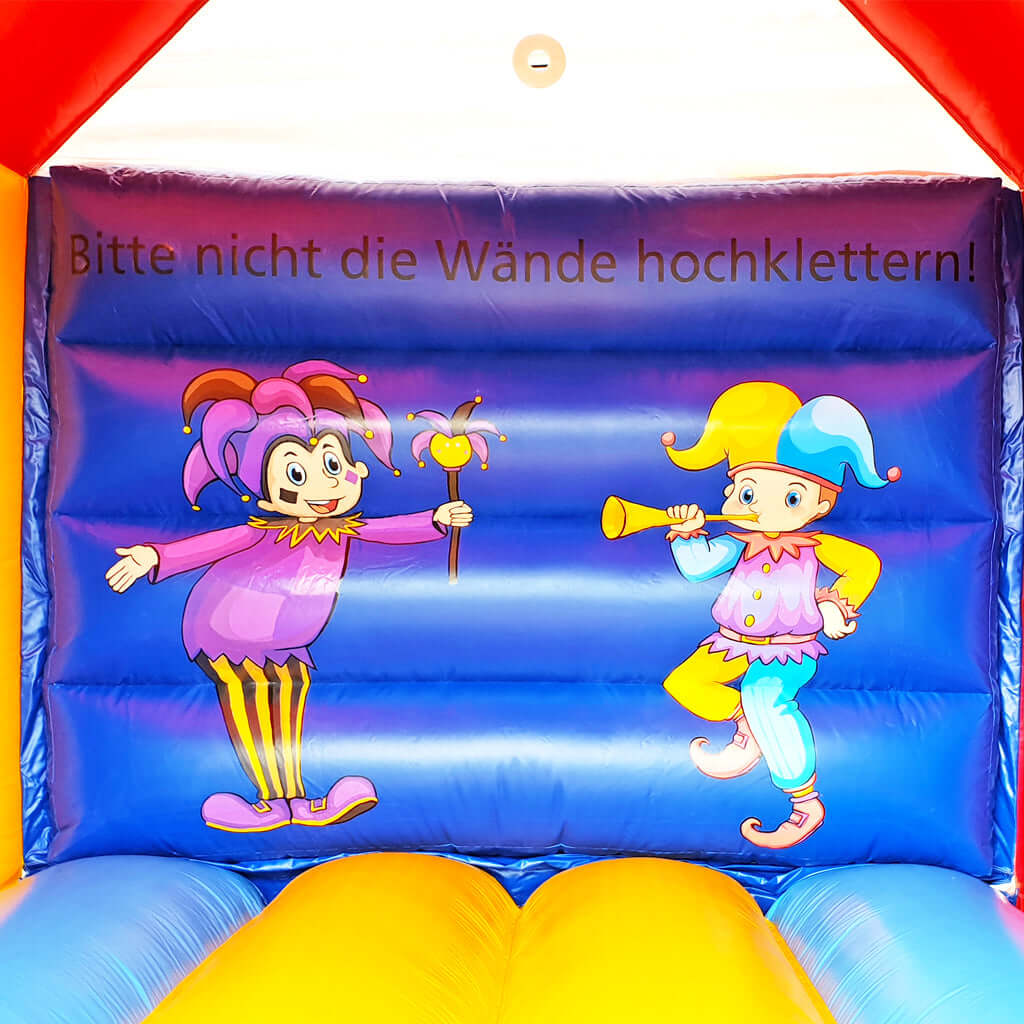 Gelb-blaue Hüpffläche und Clowns, Kasperl Bemalungen.