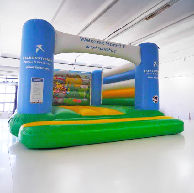 Hüpfburg in leuchtenden Farben in einer großen Halle mit weißen Boden