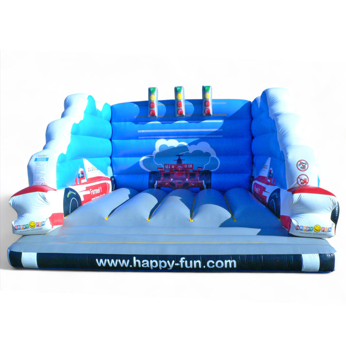 Eine Hüpfburg mit aufgemalten Formel 1 Rennautos sowie drei aufblasbaren Ampeln.