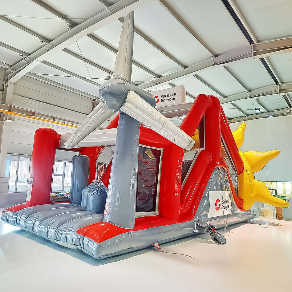 Sonderanfertigung mit Windrad und Rutsche - auffälliges Eventmodul im Sachsen Energie-Design. Ideal für Messen, Energietage und Familienevents.