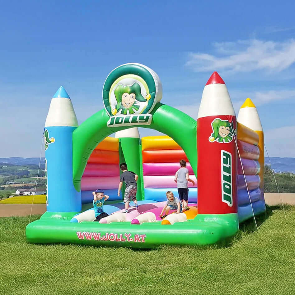 Eine komplett individuell gestaltete Hüpfburg mit aufblasbaren Farbstiften als Säulen, hergestellt für die Firma "Jolly".