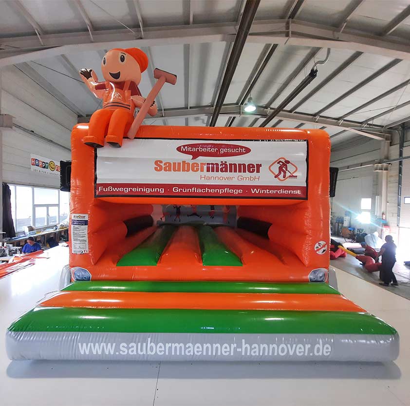 Hüpfburg Kerhmaschine mit Maskottchen