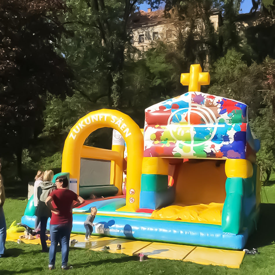 Hüpfburg Hüpfkirche mit Rutsche und Kreuz - Aufblasbare Werbung | Werbeträger | Inflatables online kaufen! Hüpfburg Hüpfkirche mit Rutsche und Kreuz - Aufblasbare Werbung | Werbeträger | Inflatables online kaufen!