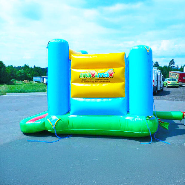 Farbenfrohe Hüpfburg von der Seite mit einem Logo