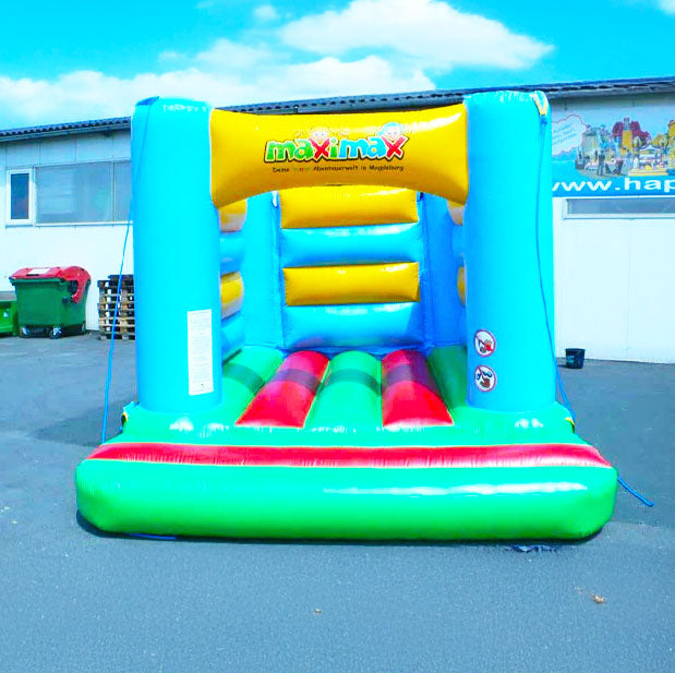 Hüpfburg ohne Dach vor einer Halle