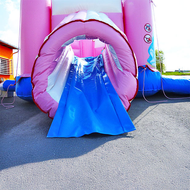 Rutschrohr einer Rosa-Blauen Huepfburg.