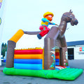 Aufblasbare Huepfburg mit einem grossen aufblasbarem Pferdekopf und einem aufblasbarem riesigen Cowboy darauf in bunten Farben