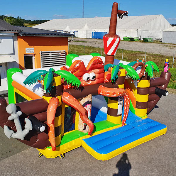 Multiplay Hüpfburg Pirat mieten 5,6×5,3m - Abenteuer für Seeräuber - Hüpfburgen mieten für jeden Anlass | Über 300 Spielgeräte Multiplay Hüpfburg Pirat mieten 5,6×5,3m - Abenteuer für Seeräuber - Hüpfburgen mieten für jeden Anlass | Über 300 Spielgeräte