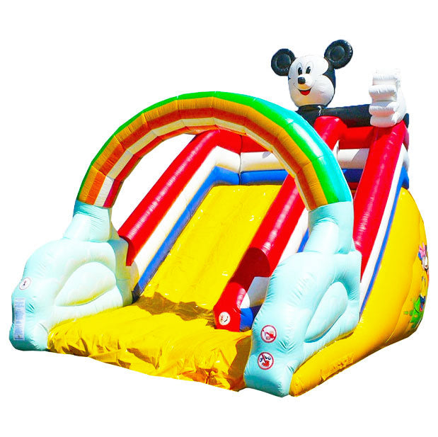 Riesenrutsche mit einer Aufblasbaren Maus an der Spitze und ein aufgeblasener Regenbogen.